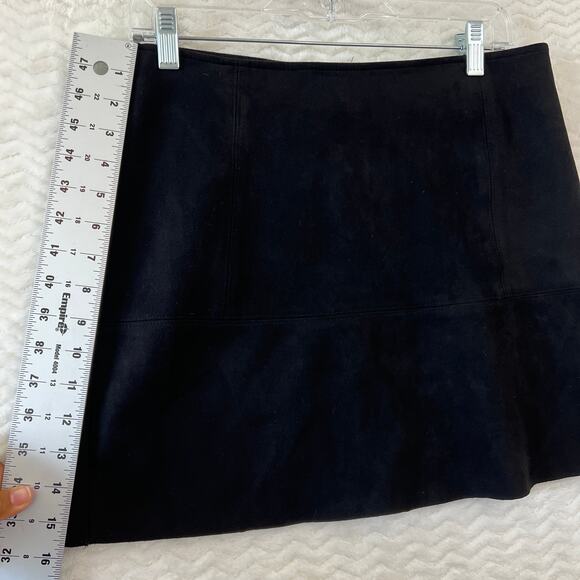 Kendall & Kylie Faux Suede Black Exposed Bronze Zipper Mini Skirt Size Medium - Picture 5 of 9